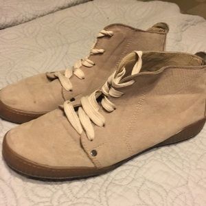 cute tan shoes, high topped!